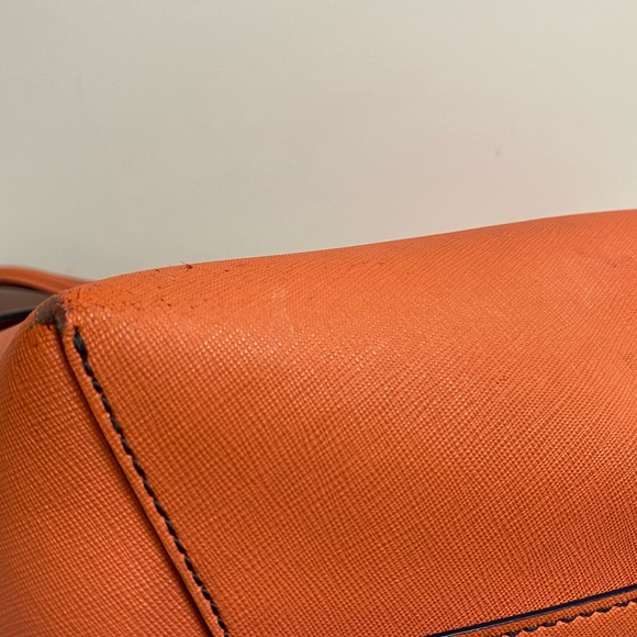 Marc Jacobs Leather Tote Bag - Luxurious & Spacious | Classic Everyday Handbag - Picture 6 of 6